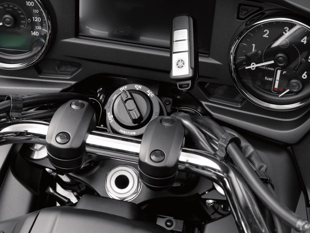 此車採無鑰匙感應配備，操作方式如同一般，只需將鑰匙放在口袋讓車輛偵測即可發動