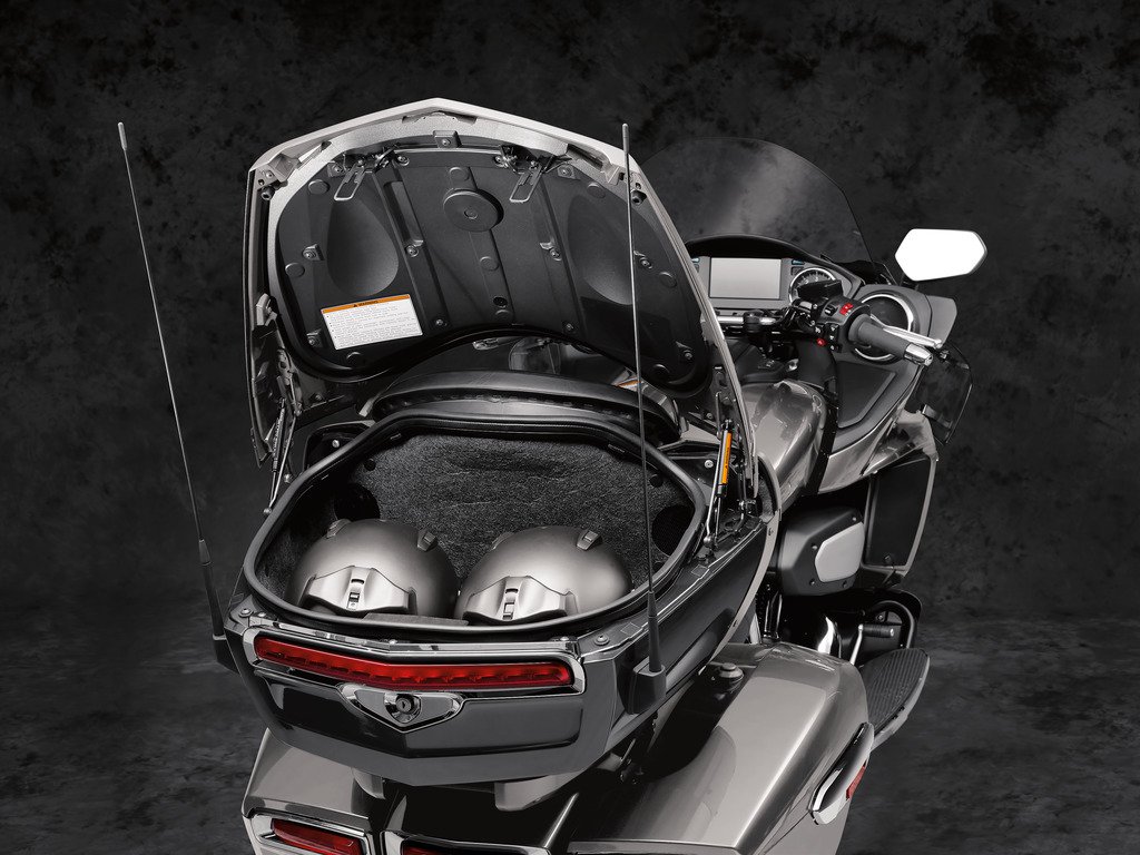 後座後方的行李廂可以放進兩頂全罩安全帽，順勢提供後座達17吋(約43cm) 寬的背部支撐