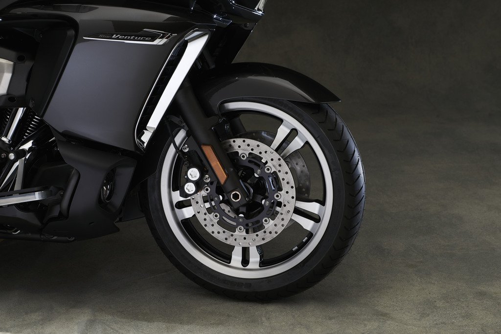 為應付較高的車重和雙載剎車情況，YAMAHA 特製的前後連動剎車系統能在僅情況下集時由電腦分配前後剎車力道，以精確控制車身，ABS 也列為標準配備