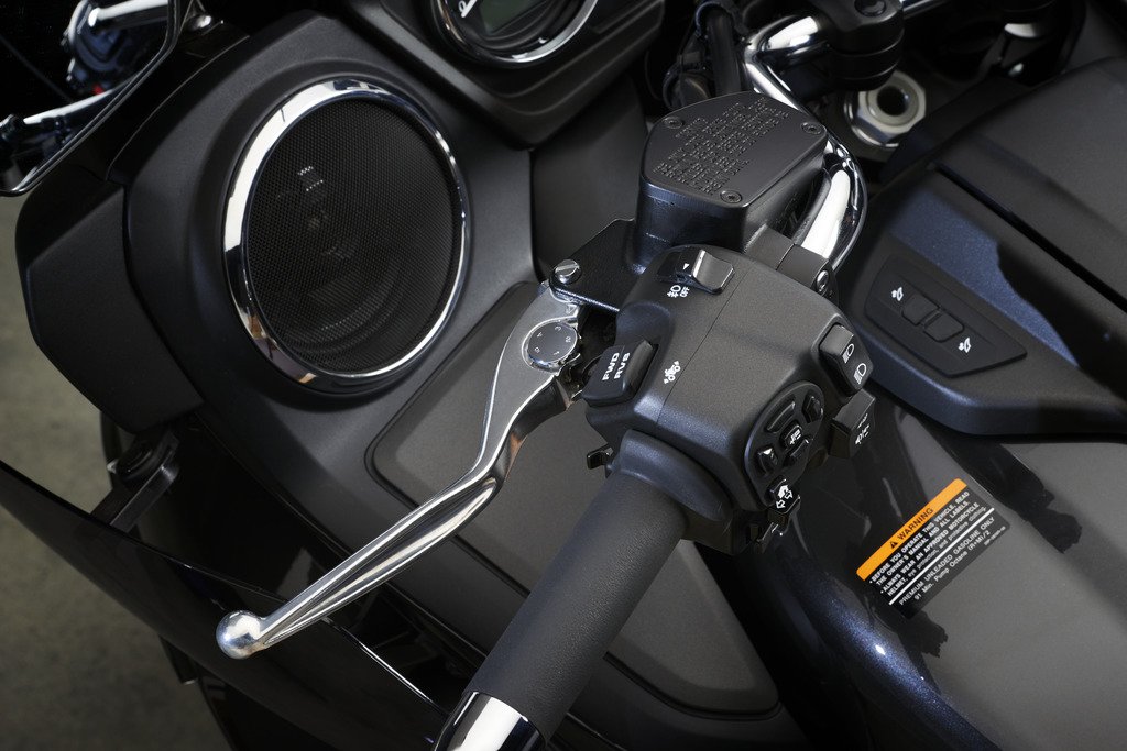 舉凡電動風鏡，三段可調前座腰靠，剎車/離合器拉桿五段可調，加熱把手都沒少