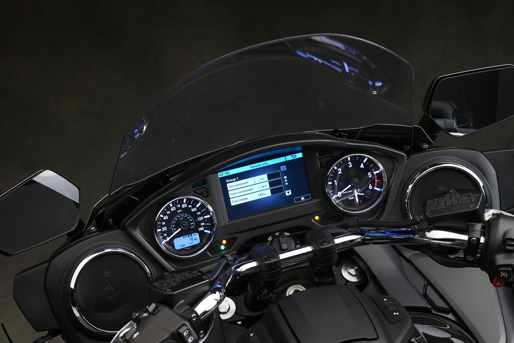 前座有兩隻揚聲器，透過USB/AUX 或藍芽連結後能撥出你手機裡的音樂，行駛中若手機收到簡訊，除了直接顯示在螢幕，系統更可以直接讀出內容，騎士也可直接語音回應訊息給對方