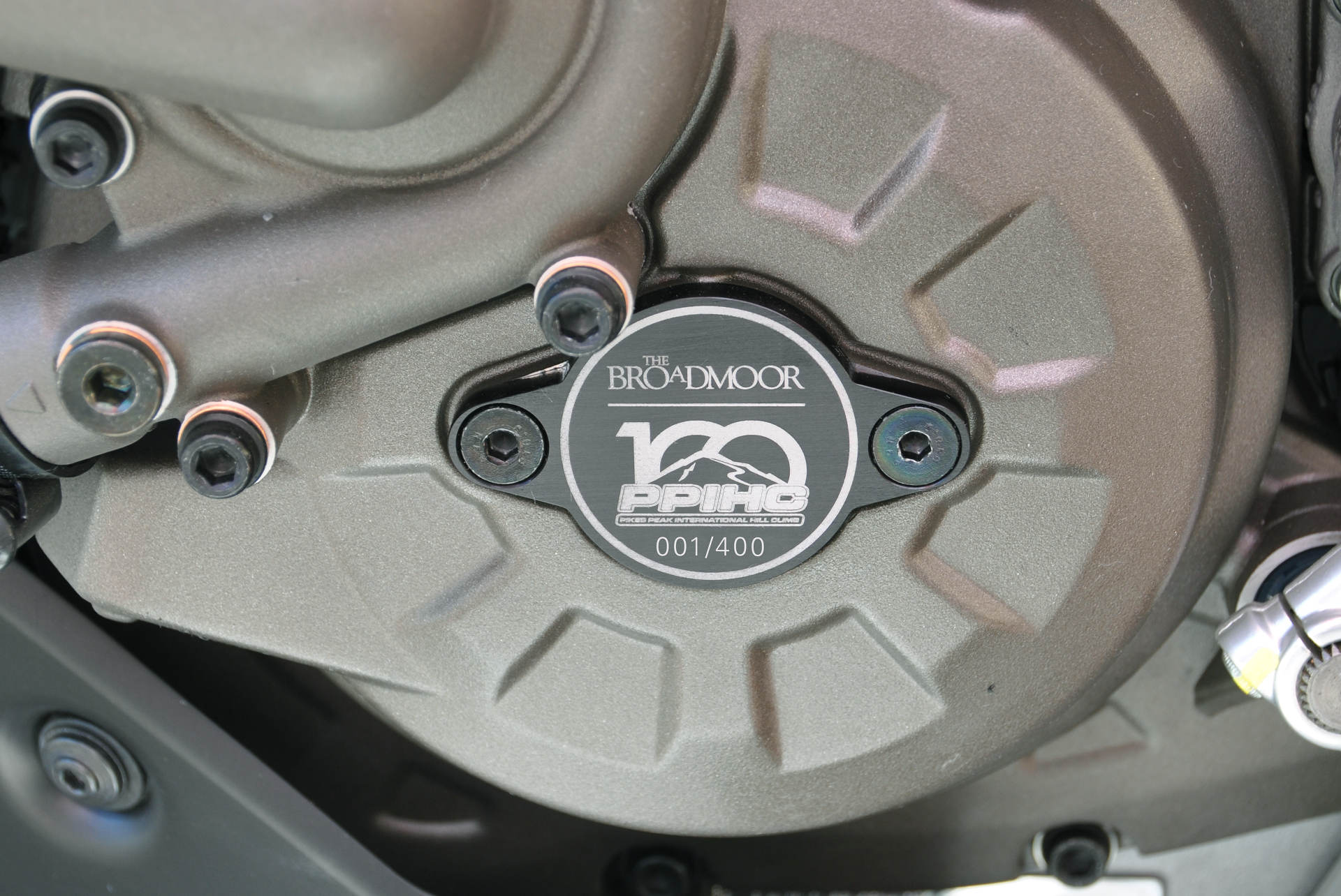 曲軸箱外蓋上有限量車的流水編號