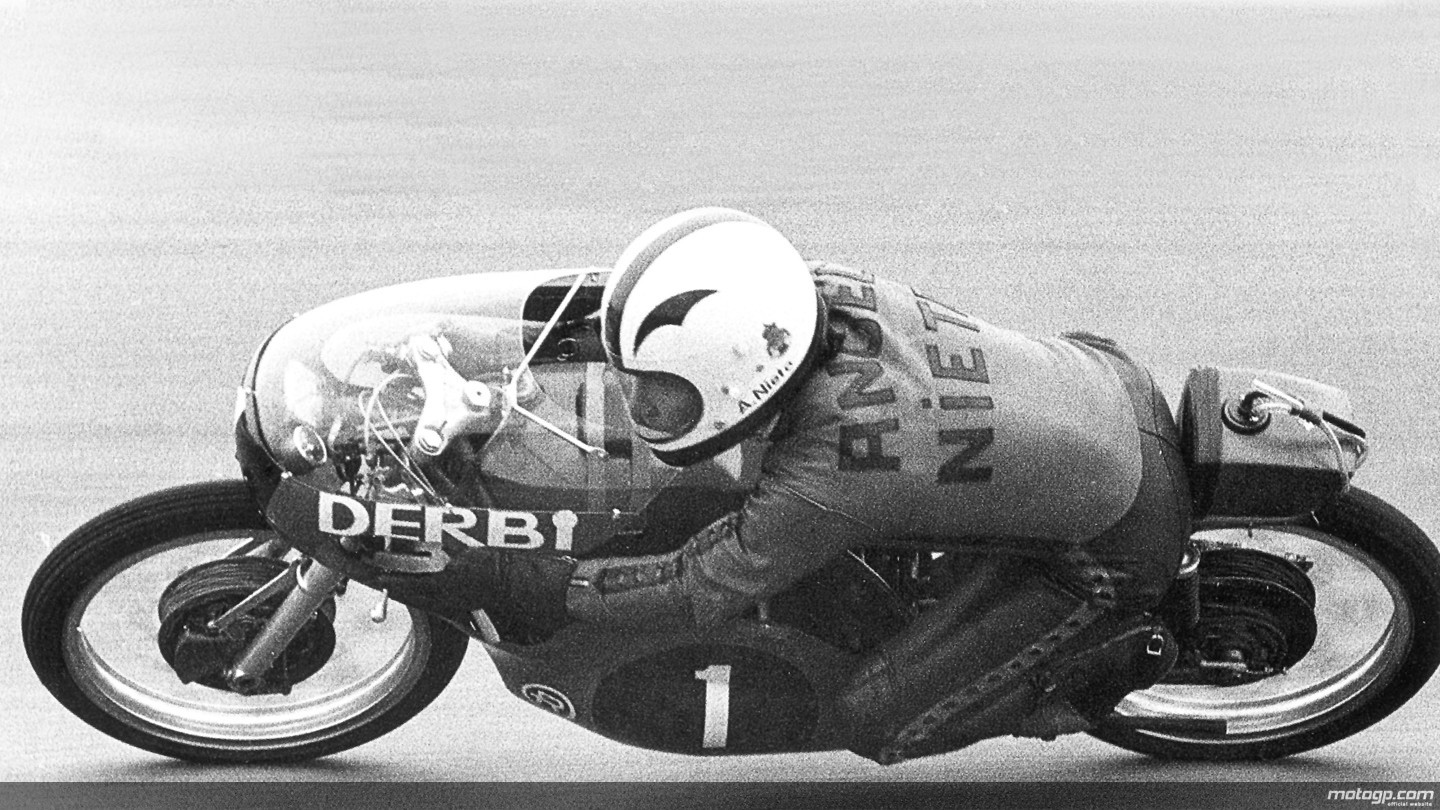 萬寶龍依照70年代全罩式安全帽的外型設計，圓潤的帽體是主要特色