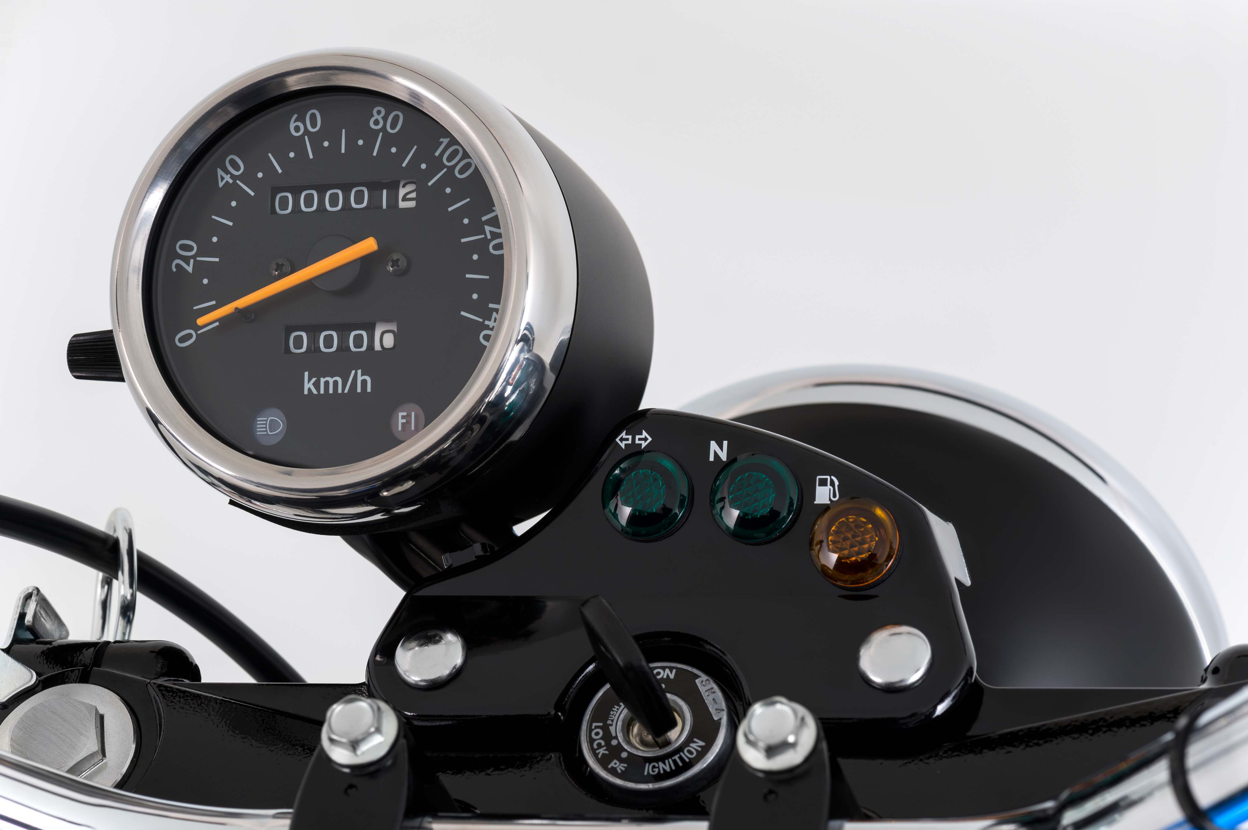 簡約的外型帶來俐落的視覺感，儀表板也採用簡單的單表設計，易於辨識又保有復古風格