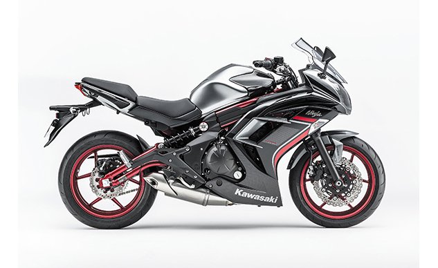 Ninja 400是因應日本法規的產物,一直是以ER-6F 降低排氣量而來