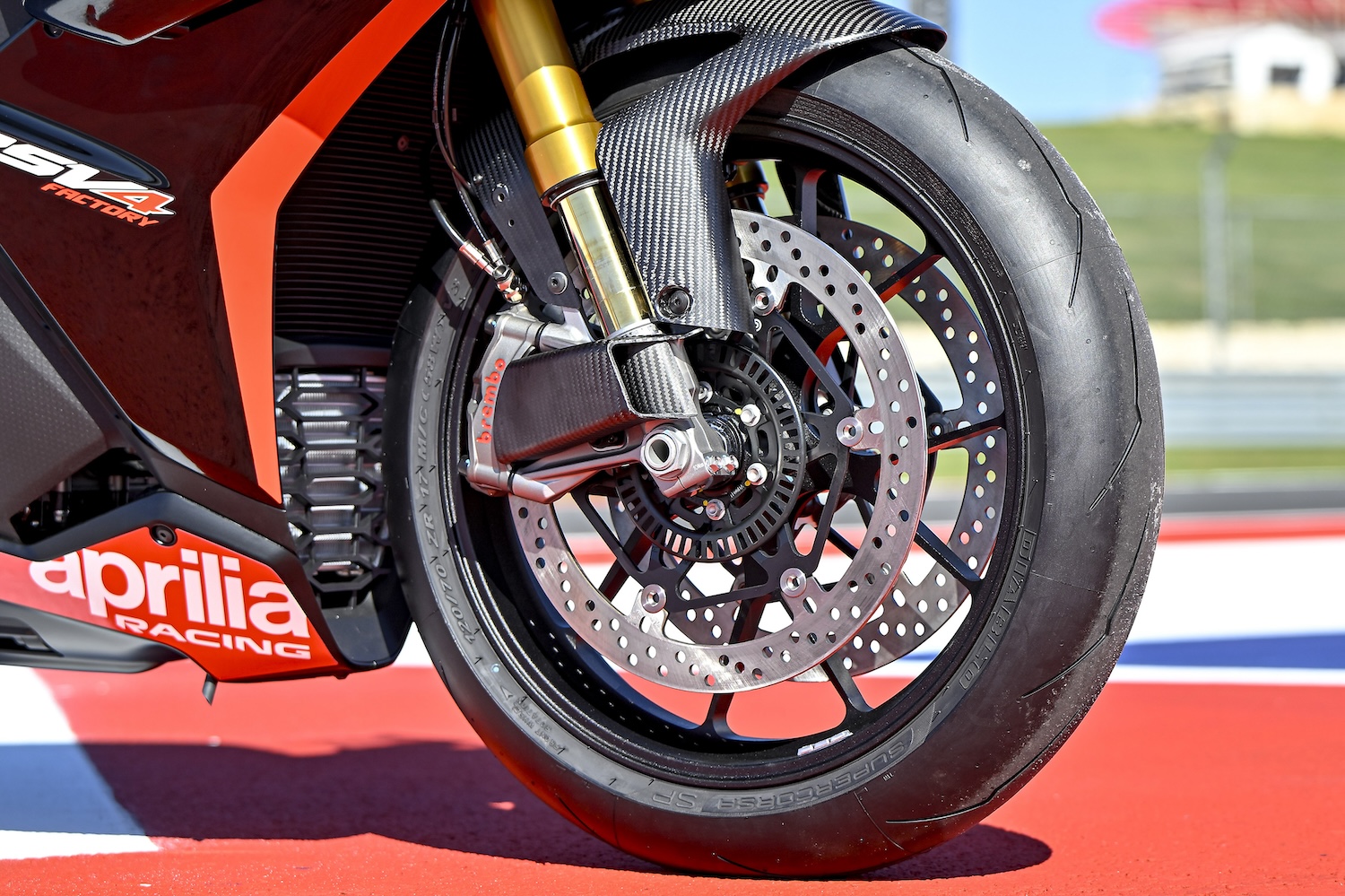 車身上有升級的碳纖維前刹車進氣口和碳纖維擋泥板