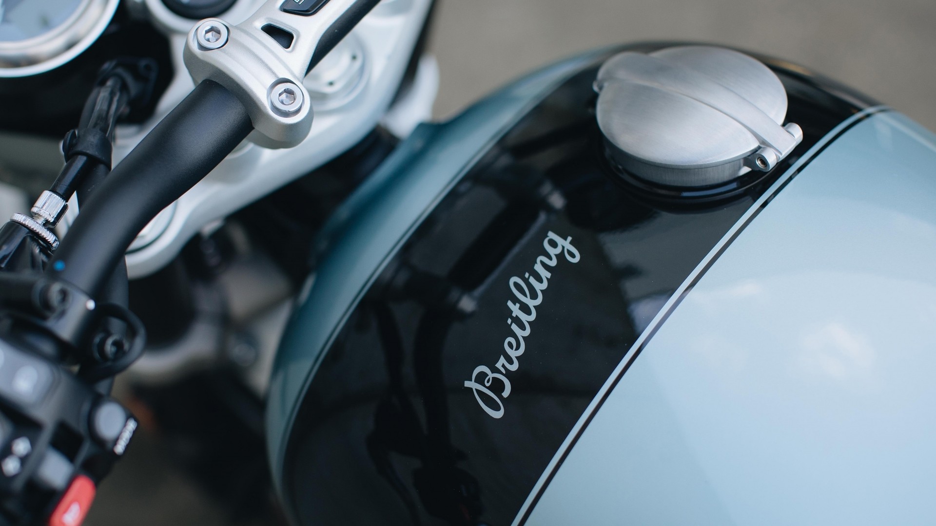 致敬當年,以更為透亮的冰藍色調與手工拉線彩繪油箱呈現