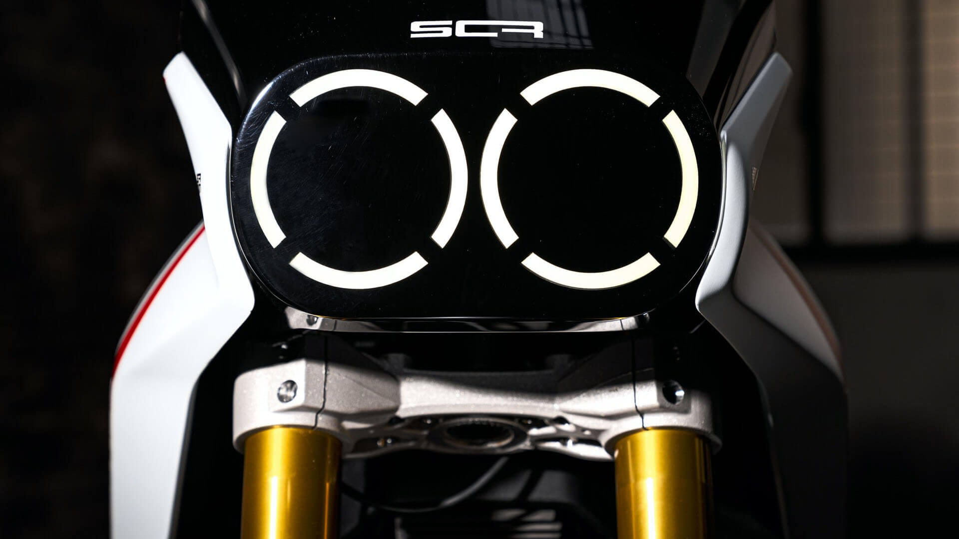 大燈設計非常前衛,雙圓日行燈的樣式看來也沿用至量產版本上