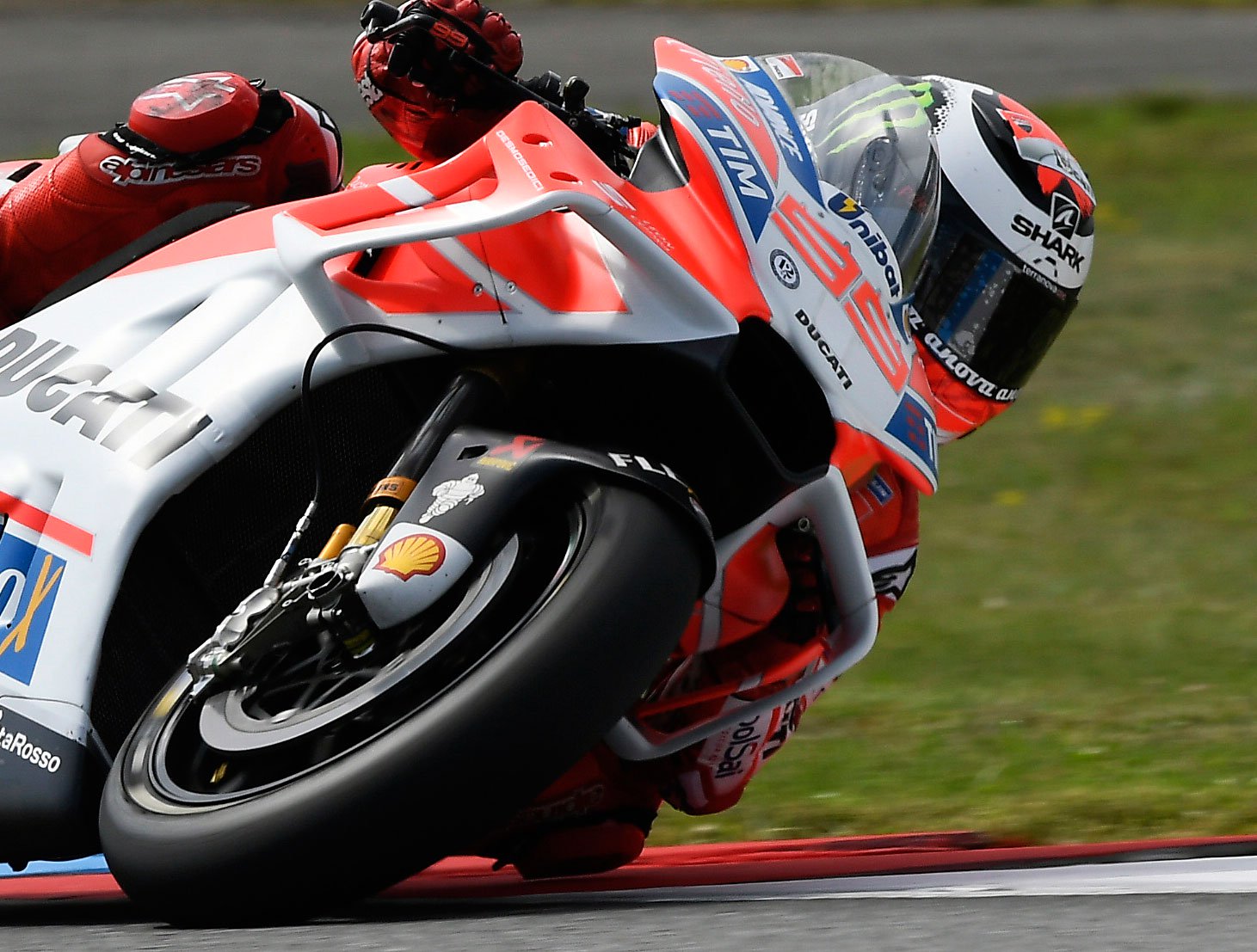 新版頭罩目前尚未通過大會審核,所以不曉得周日是否會出現在場上,到時記得關注一下場上的那輛紅白賽車