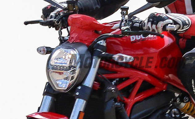 原廠搭載油壓離合器,取向與定位明顯與Monster800不同
