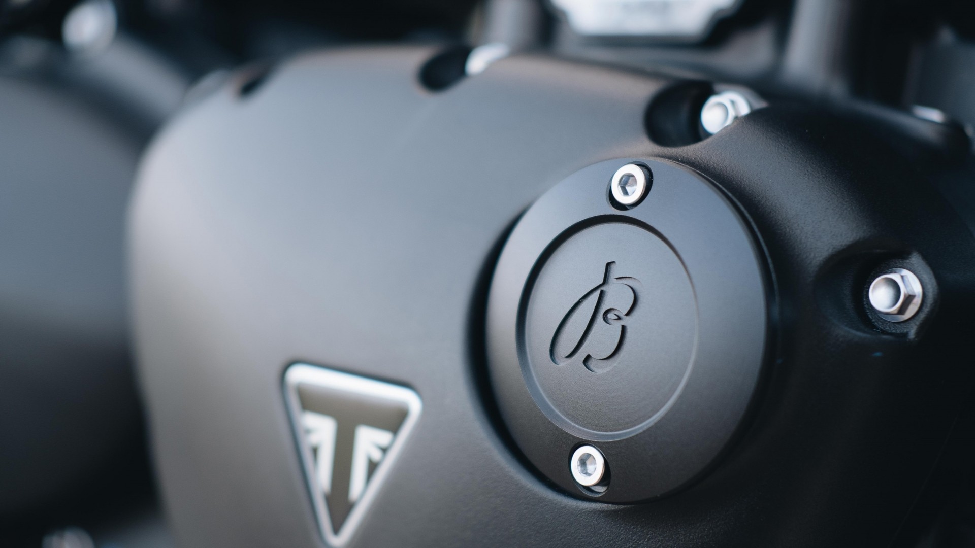 陽極黑化的鋁合金外蓋印有精緻的聯名Logo