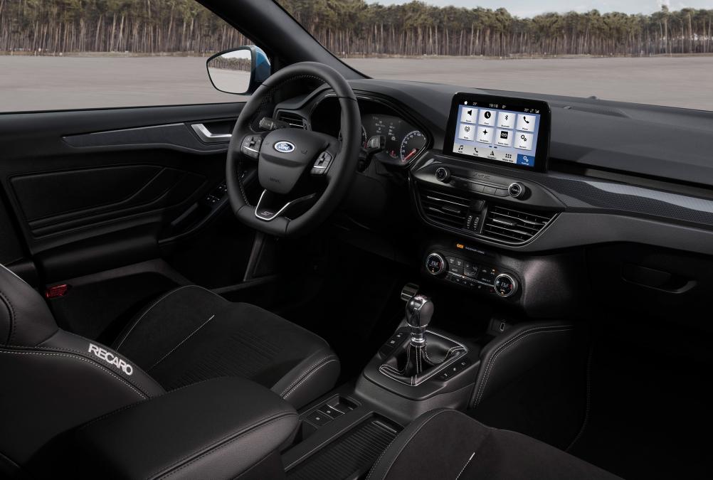 8吋液晶螢幕備有Apple CarPlay以及Android Auto的車載娛樂功能