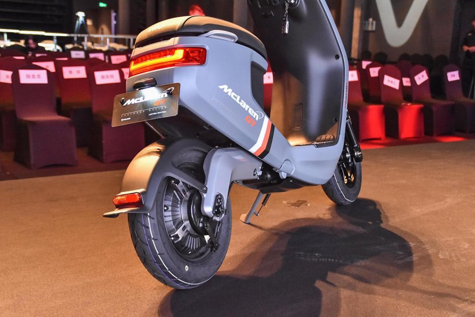 後扶手改以隱藏式設計,車尾線條更為俐落