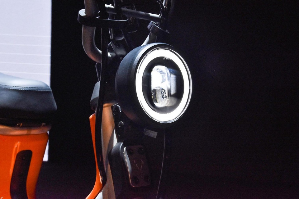 小牛的每款車皆搭載圓型車頭燈