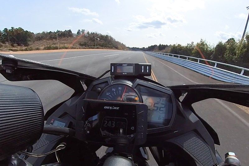 在ZX-25R原廠儀表看到252km/hr的數字不知道是甚麼感受