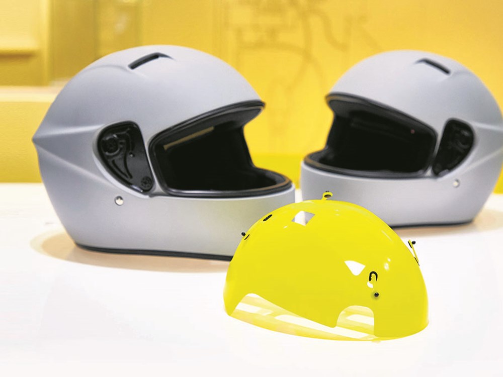 透過特殊設計,MIPS能使騎士在意外發生時頭部在安全帽內滑移