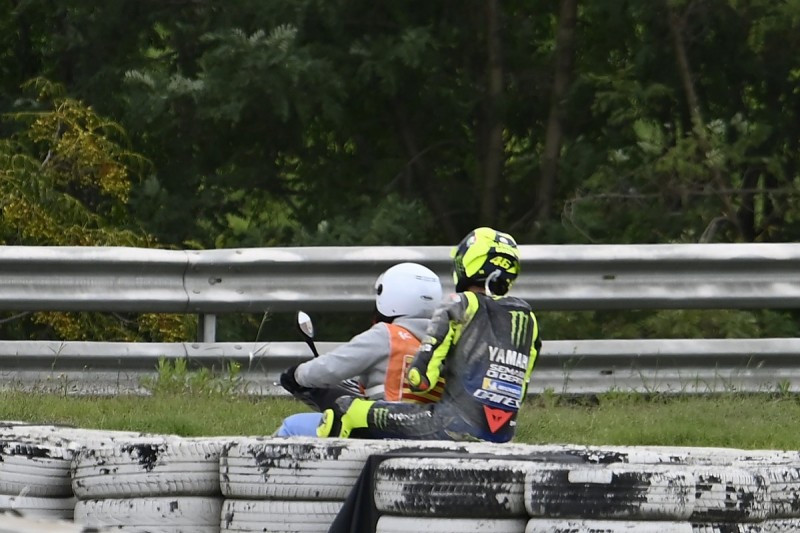 車手意外摔車後，除非車子可以安全的完賽，基本上工作人員皆會盡速將車手載離