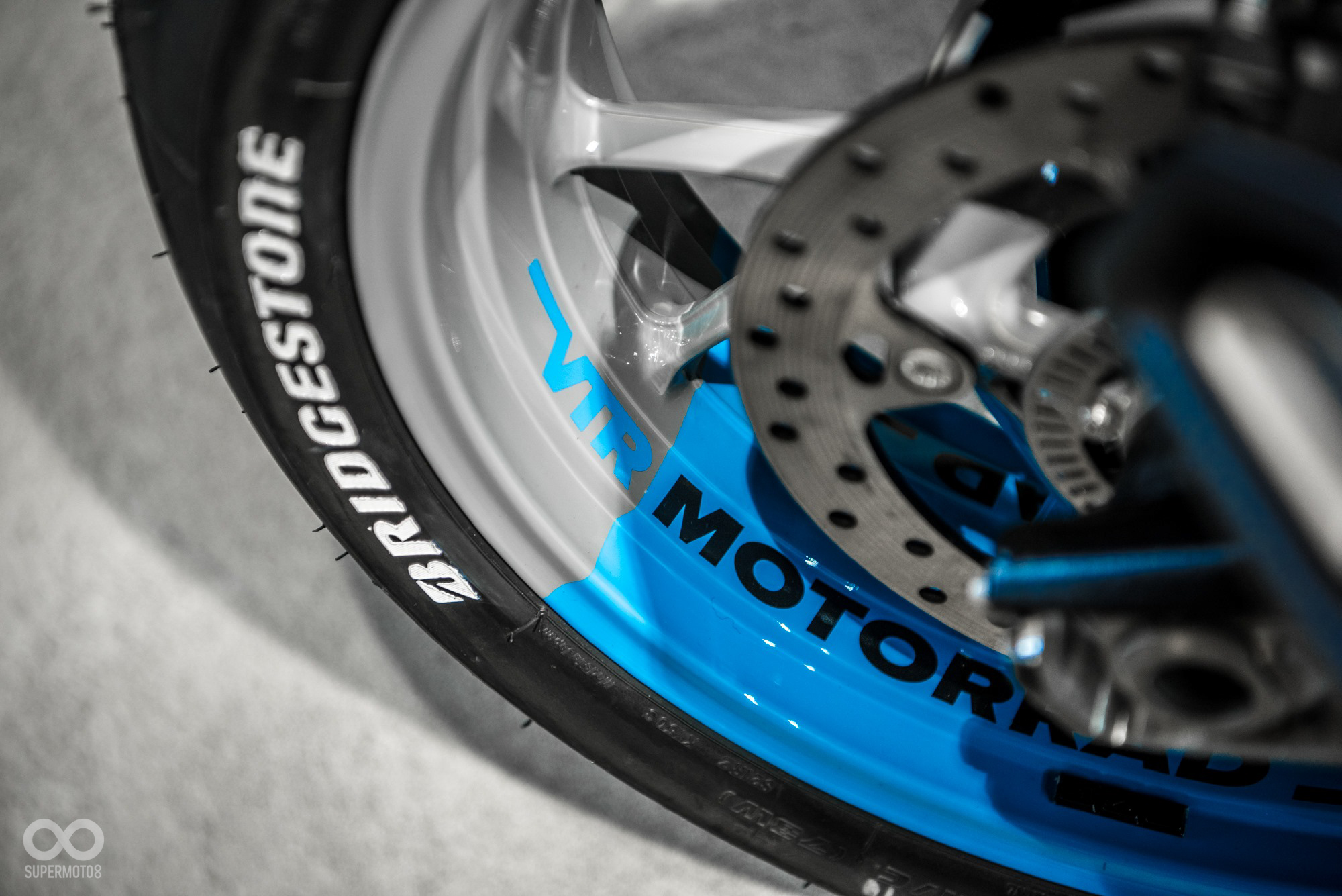 後土除移除後，造型更俐落；輪框則是藍色面積較大的部件