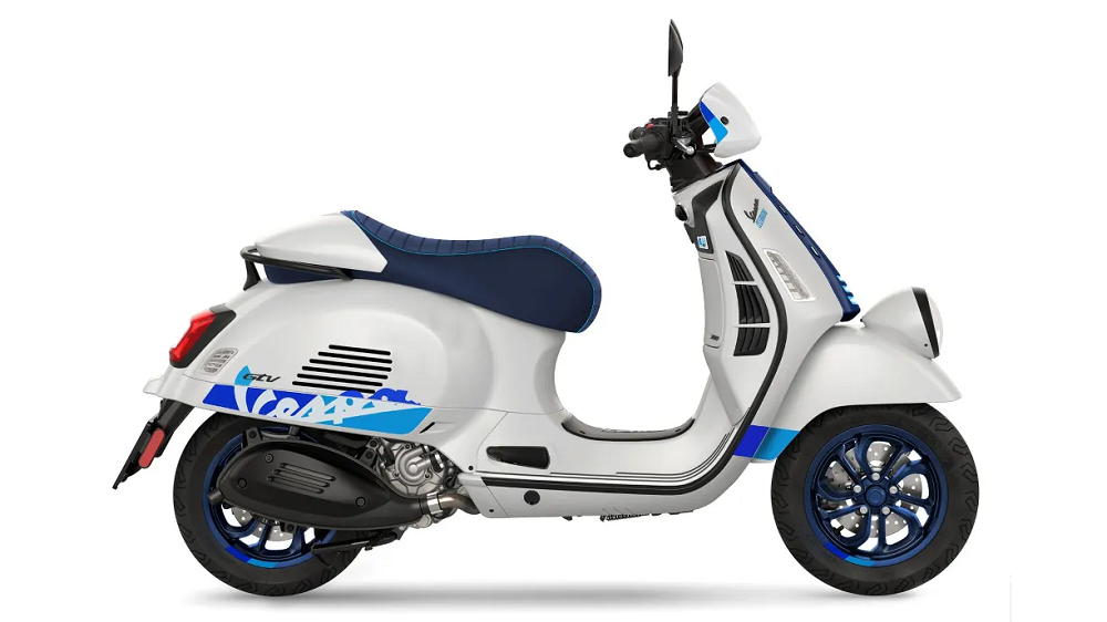 整輛車以全白色的塗裝搭配上Piaggio經典的深藍、淺藍進行點綴
