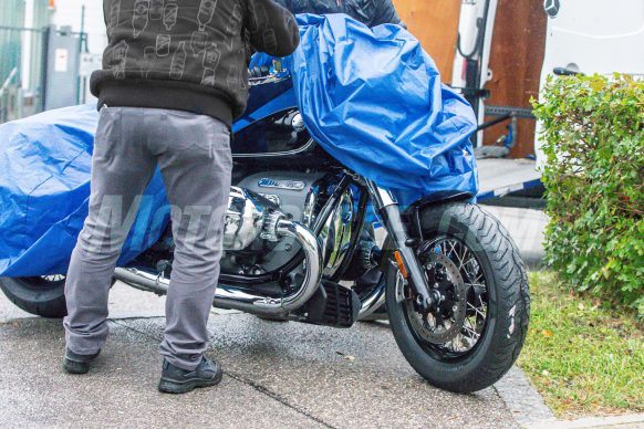 量產版本最大的改動就是原本概念車上纖細的21寸前胎被換成了18吋的胖胖胎