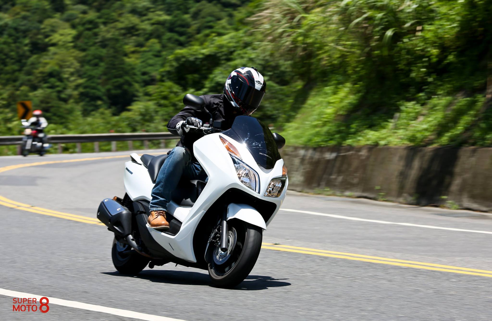 NSS300 舒適羊取向，但是山路已經足以跟上其他大馬力車款