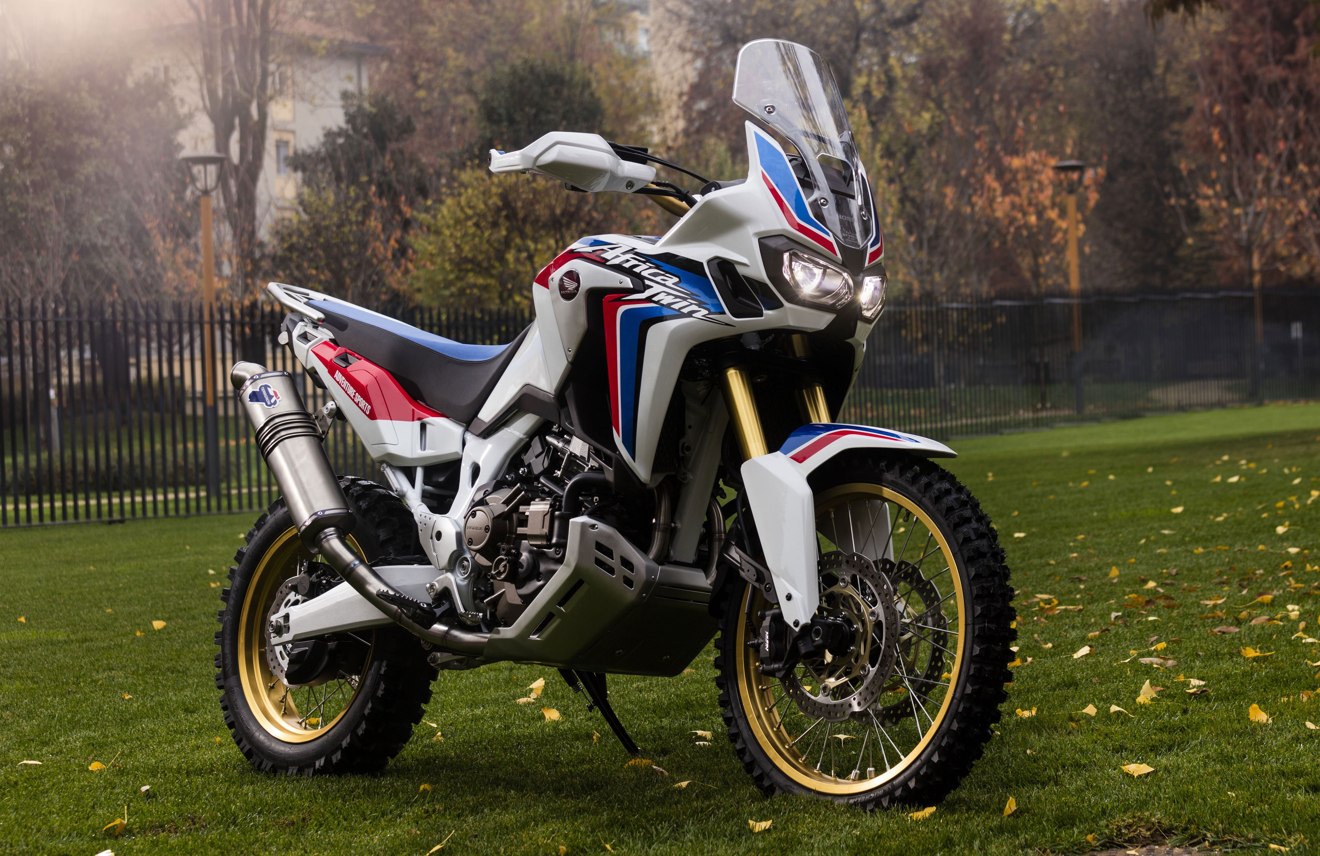 HONDA 在2016年初時曾發表一輛名為Adventure Sports Concept 的概念車,這便是量產版CRF1000L 的前身