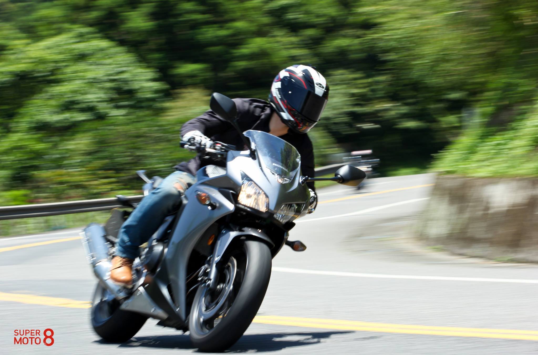 CBR500R 可熱血但更適合於通勤使用，長時間騎乘並不會像跑車一般疲憊