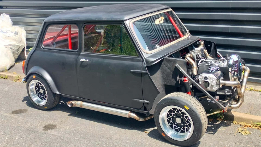 國外YouTuber打造了一台結合BMW R18和Austin Mini的「Mini R18」