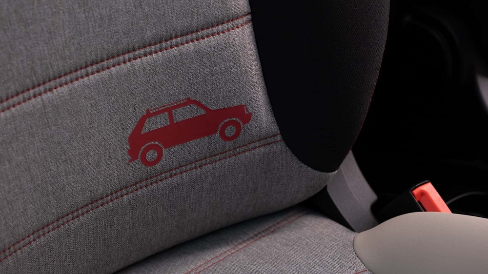 椅面下方還有著一台紅色的Panda圖案