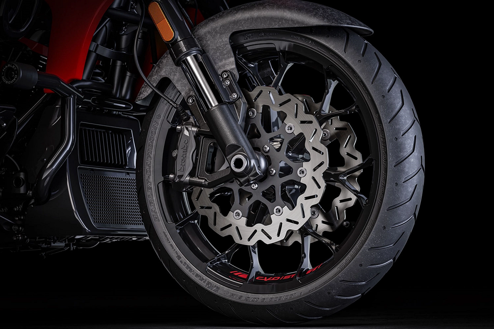 制動部分採用Brembo的產品，ST版本則會換上浮動碟