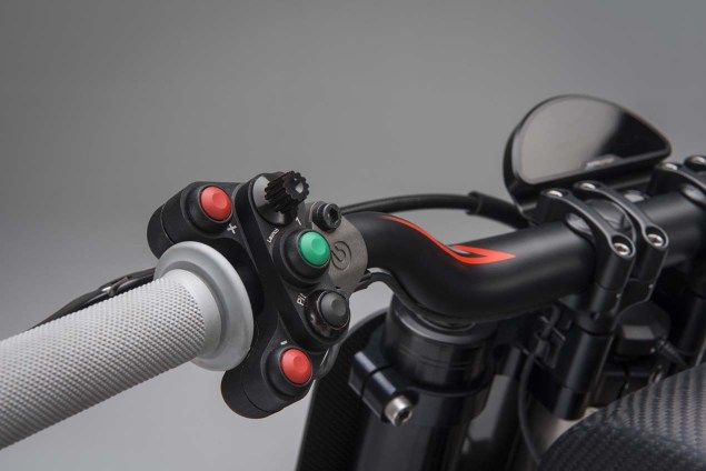 把手上精簡化的按鈕可調控動力模式與限速控制