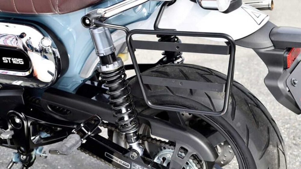 這組改裝套件中,也包含了車輛左側的貨架