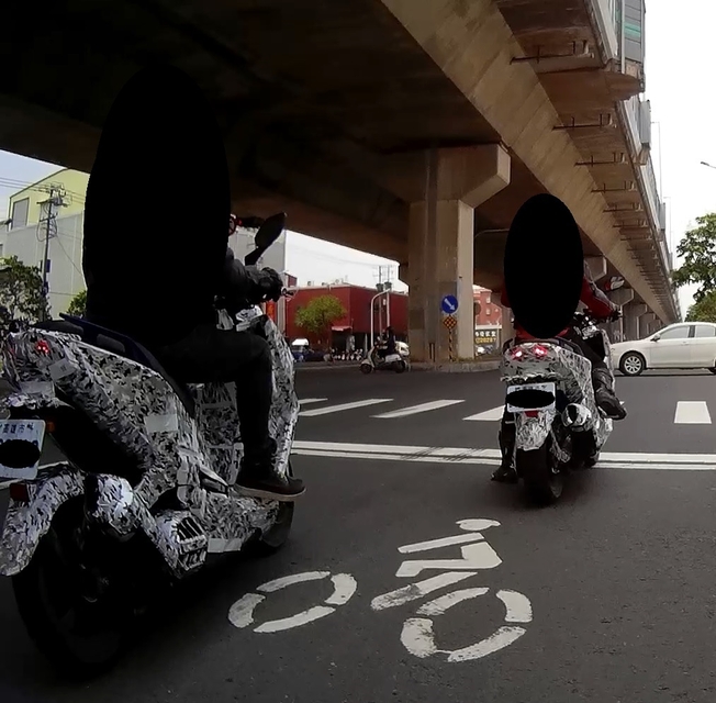 斜後方拍攝的照片,看來比較像是150c.c.級距的運動速可達車款