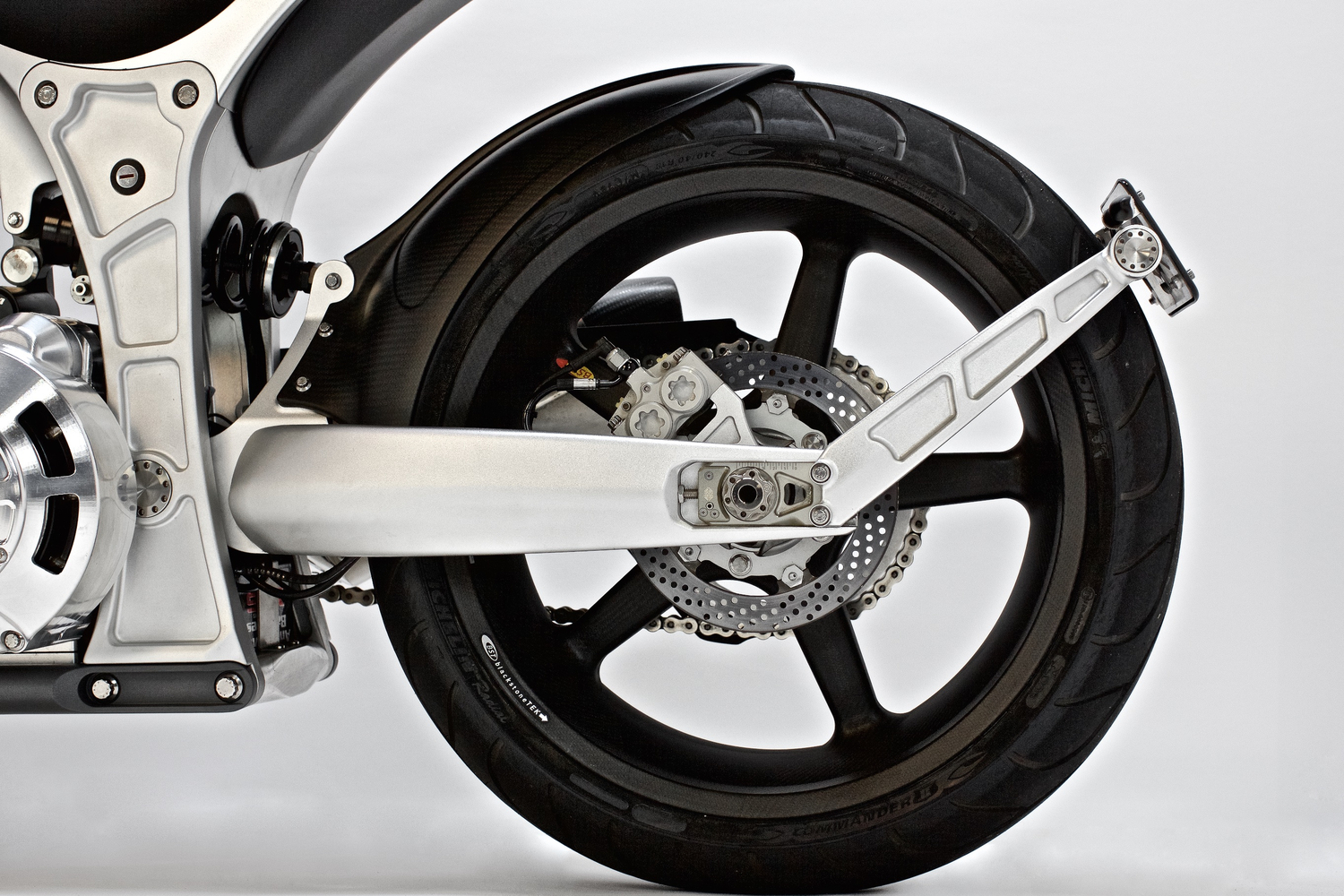 精緻的鋁合金搖臂與碳纖維輪圈