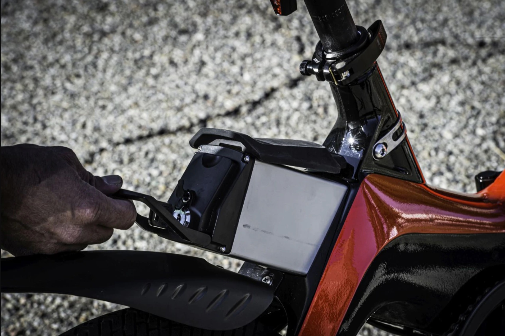 電池隱藏在車架當中,不使用電池的話可以將電池取出減輕車體重量更方便攜帶