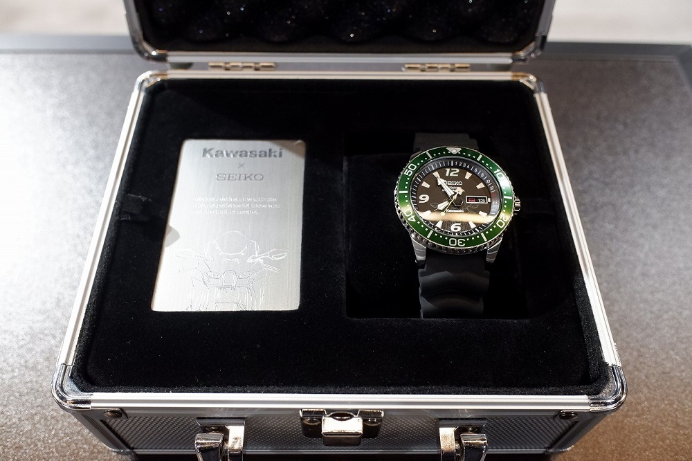 除了手錶本體之外,官方還會附贈一個手提箱和一個紀念牌