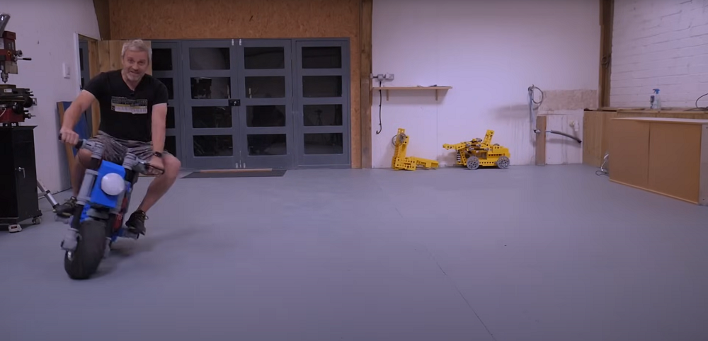 國外YouTuber Matt Denton打造了一輛真的可以騎乘的LEGO積木機車