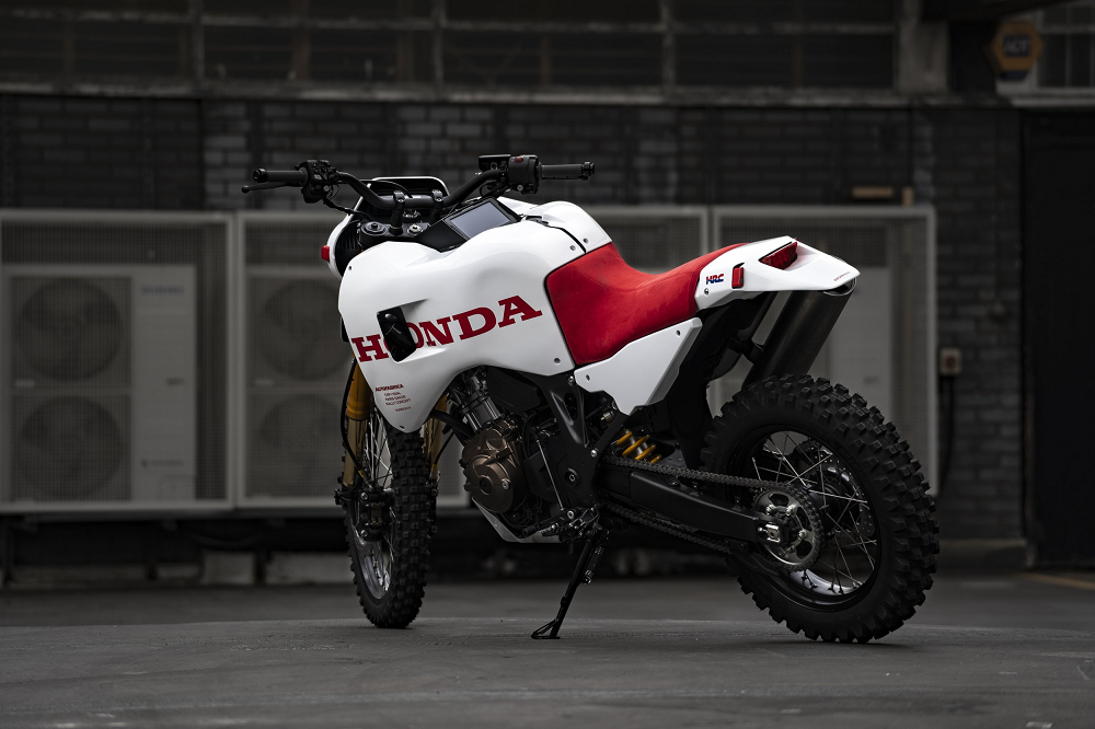 整個作品基本上已經看不到現行款CRF1100L的影子,車殼幾乎都全拆換上新的設計