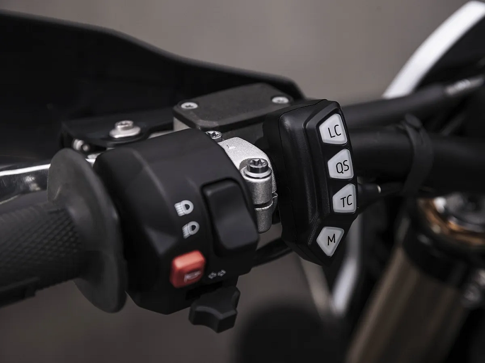 雖然這是一輛越野為主的車款,但他還是可以實際在道路上騎乘