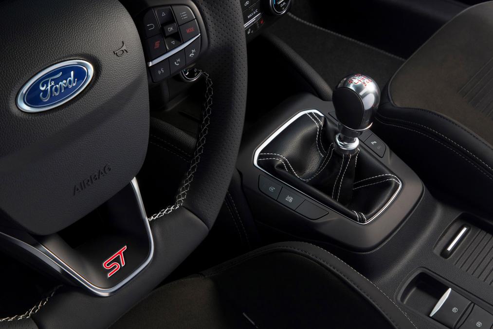 方向盤以及排檔桿上都能看到細膩的銀白色車縫線