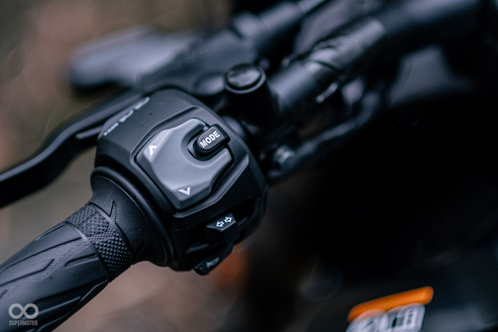 TFT儀表與左手開關可以清楚顯示與切換電控資訊,唯獨儀表樣式供與功能略微陽春