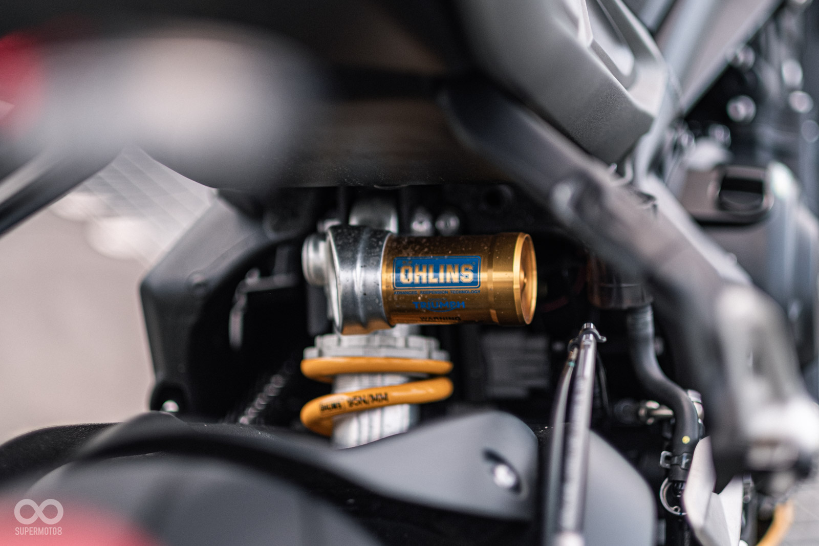 RS版採用前Showa後Ohlins避震器,皆為可調版本