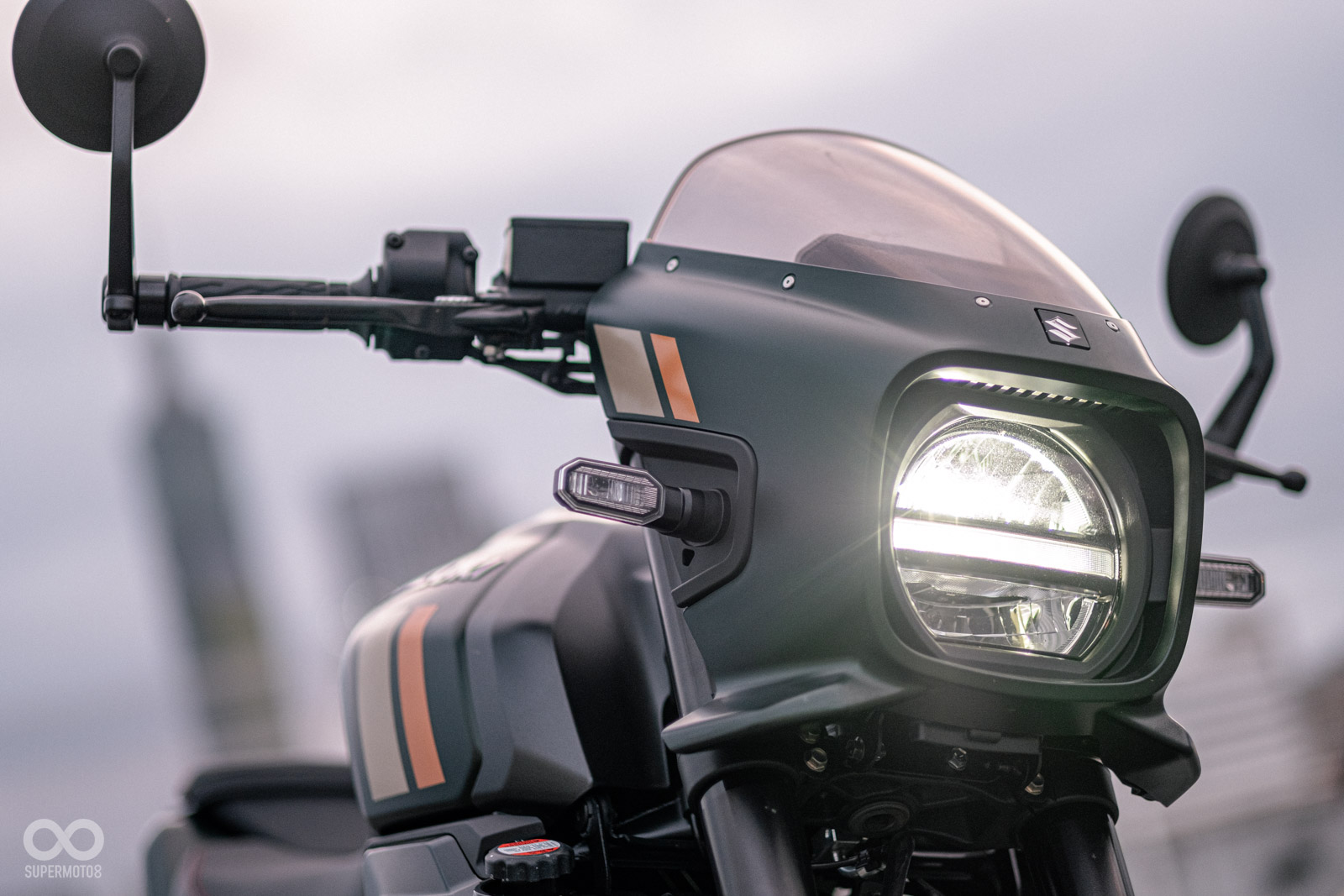 筆者特別喜歡GSX-8TT採用的圓形頭燈搭配方頭罩設計,相當具有粗獷感