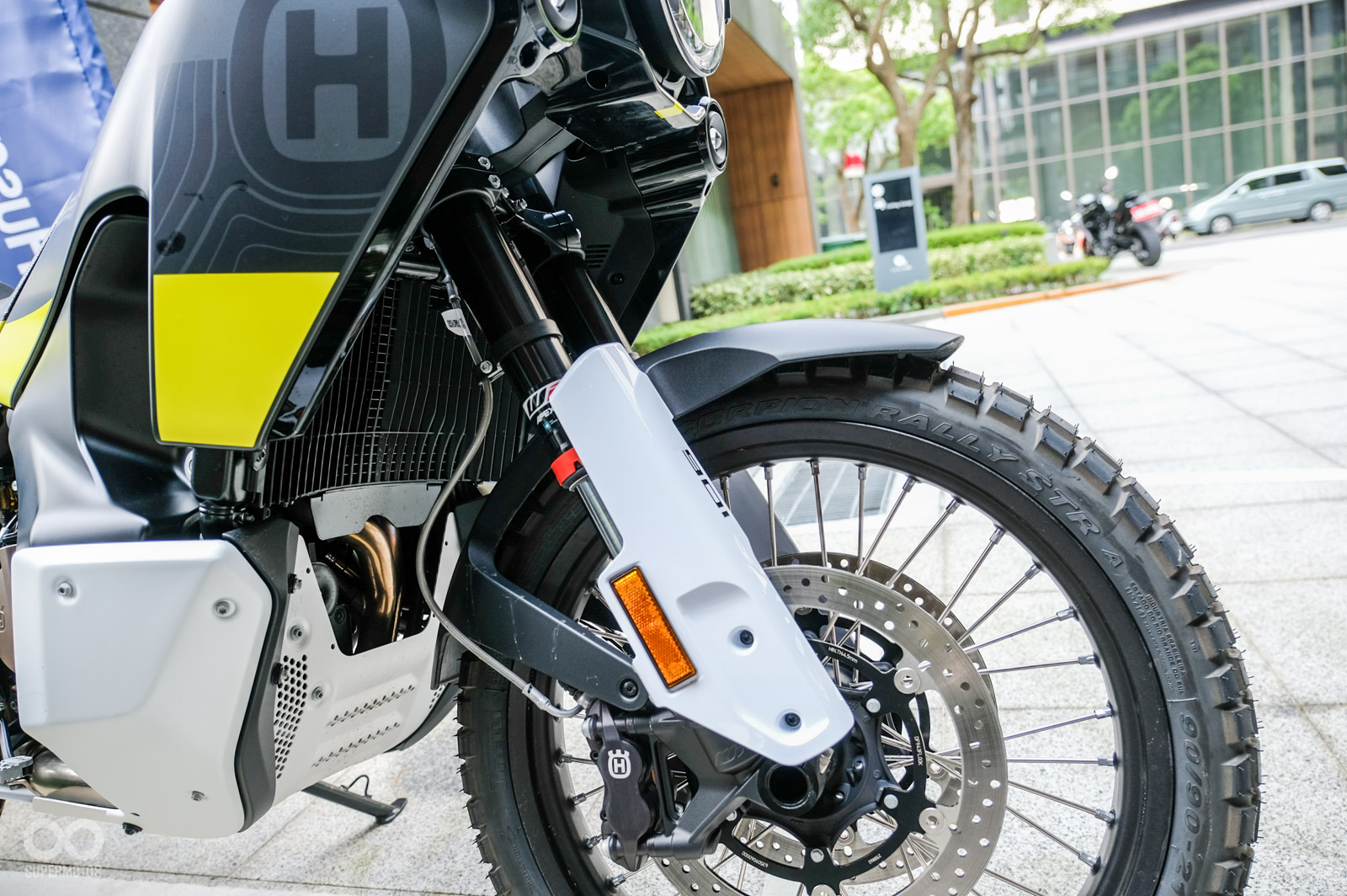 前懸吊使用WP APEX 43MM倒立式前叉,具備壓縮、回彈、預載可調,規格與890 ADV R相近