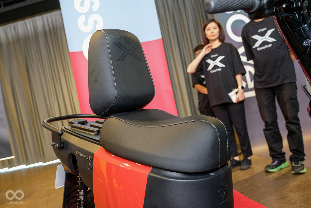 上掀的後坐墊,讓後方多出一個載物平台,後坐墊也可拆卸,但可惜無法直立作為後靠背使用