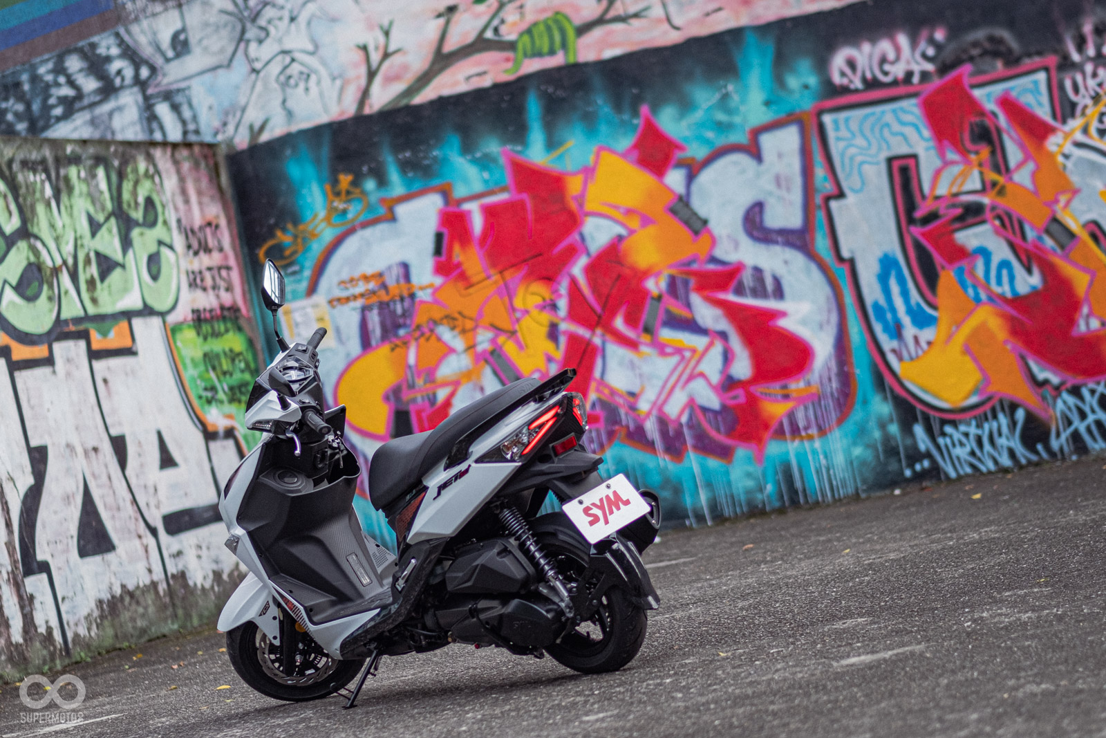 車尾雖維持現有架構，但燈組內部的光條造型調整，提升質感