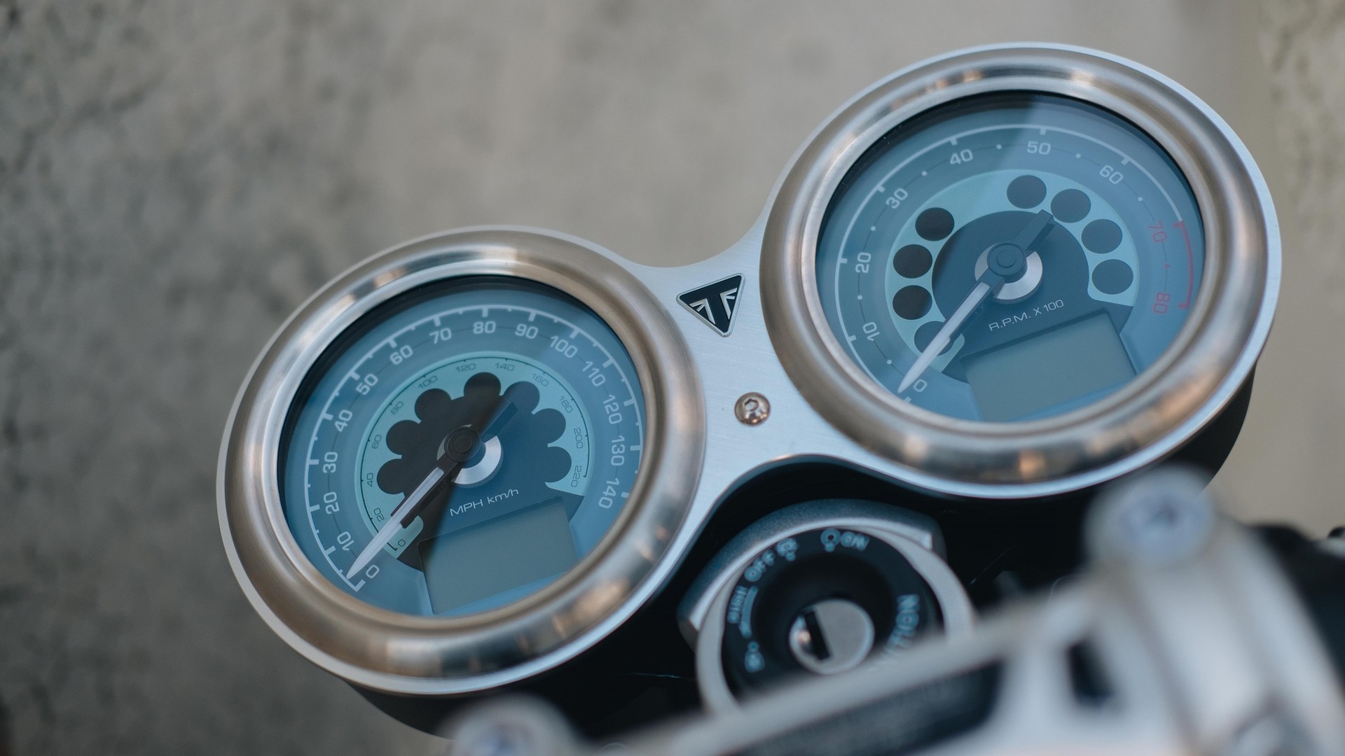 效仿百年靈聯名錶款Top Time Triumph的雙色設計,不論在白天還是黑夜都是美到不行