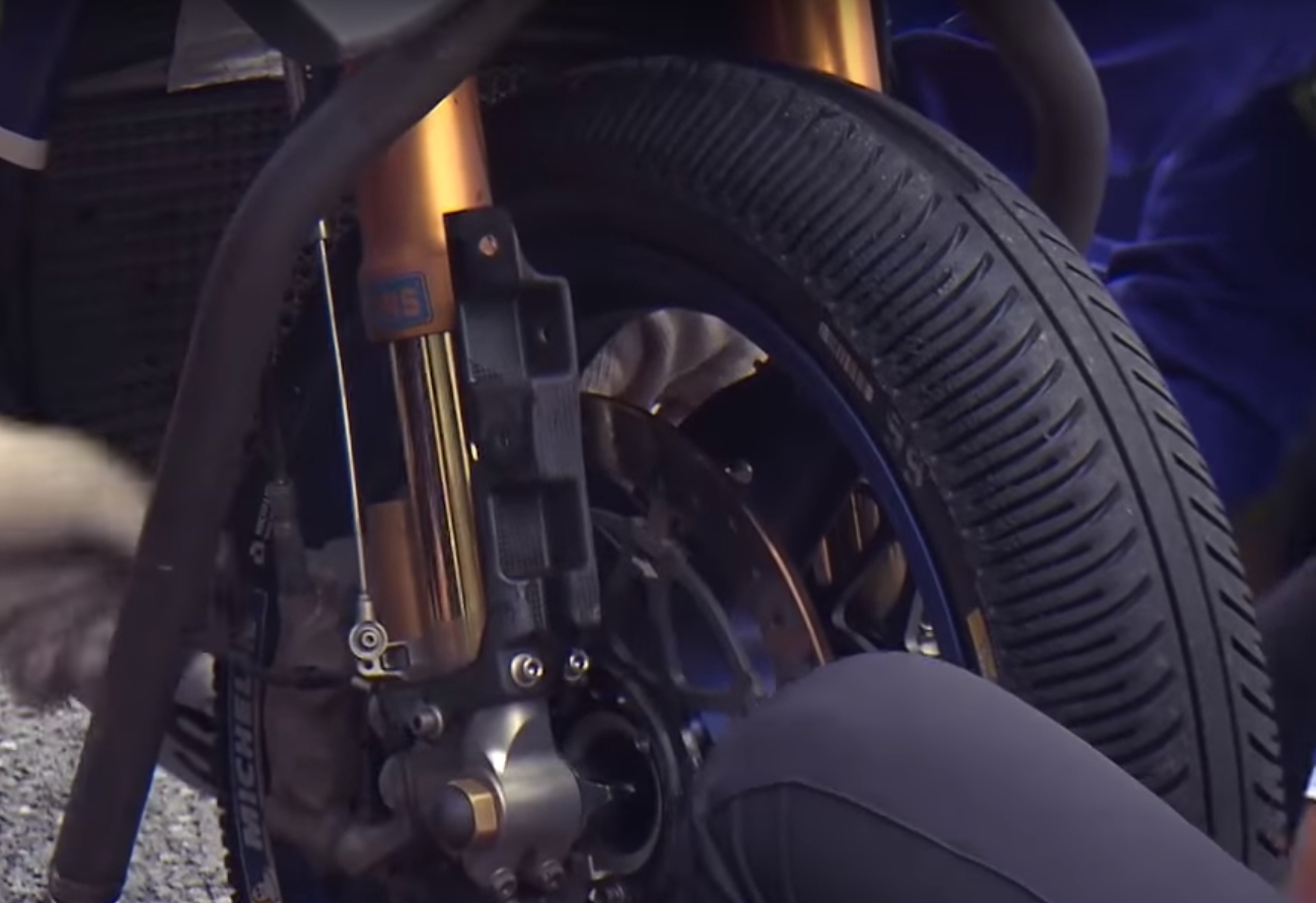 Lorenzo的輪胎兩側並無嚴重磨損,但中間卻出現大塊膠料脫落