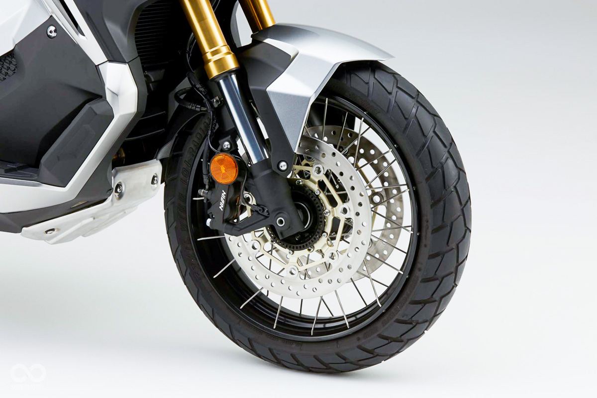 鋼絲框除了好看，在越野道路行駛時編織式的結構亦能承受較大的衝擊力