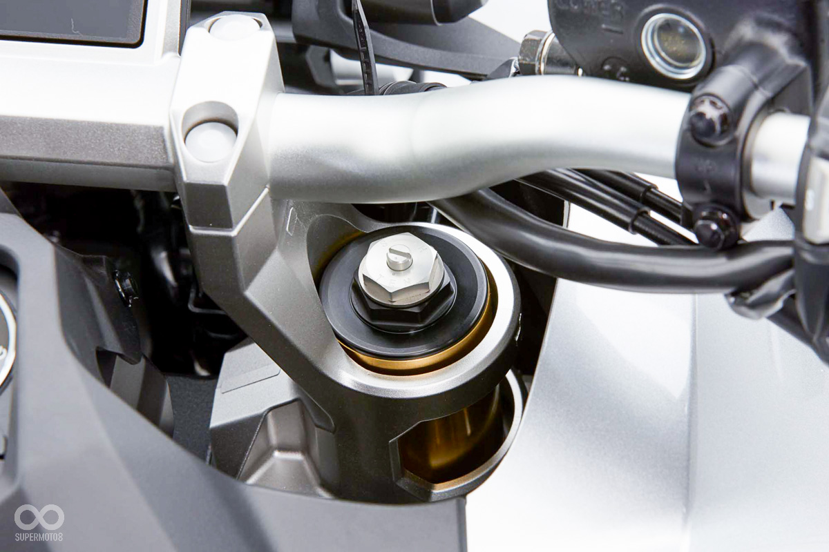 原廠搭回彈預載可調倒立式前叉